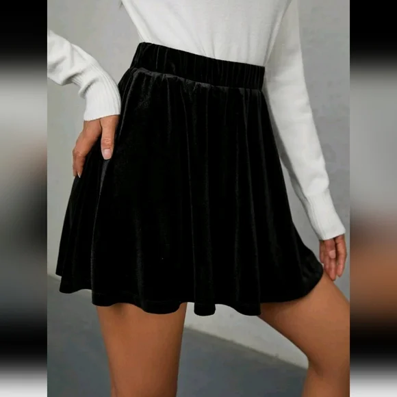 💕 Black High Waist Solid Velvet Skirt NWT - Picture 6 of 8